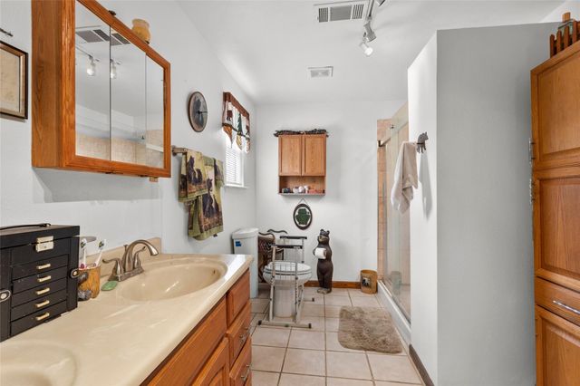 405 N Magnolia Street, Highlands, TX 77562