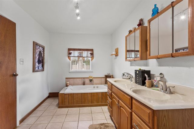 405 N Magnolia Street, Highlands, TX 77562