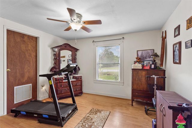 405 N Magnolia Street, Highlands, TX 77562