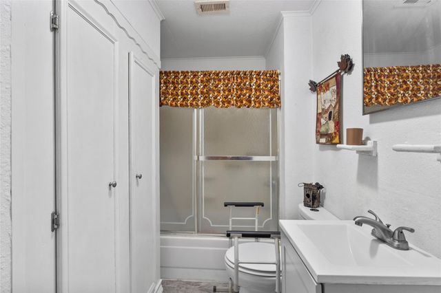 405 N Magnolia Street, Highlands, TX 77562