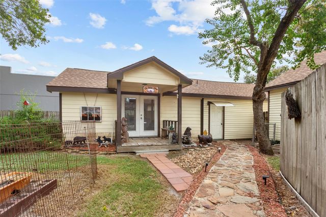 405 N Magnolia Street, Highlands, TX 77562