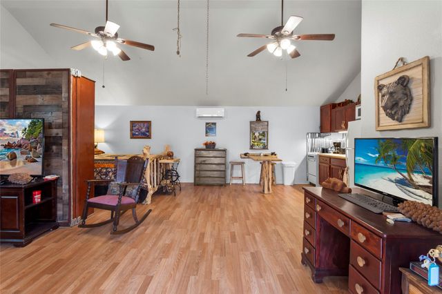 405 N Magnolia Street, Highlands, TX 77562