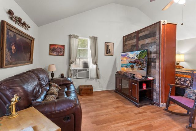 405 N Magnolia Street, Highlands, TX 77562