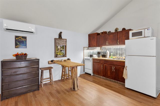 405 N Magnolia Street, Highlands, TX 77562