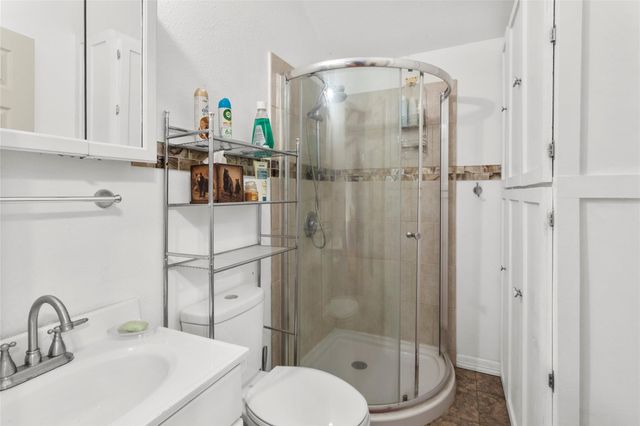 405 N Magnolia Street, Highlands, TX 77562