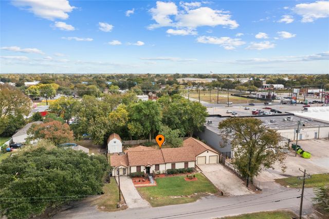 405 N Magnolia Street, Highlands, TX 77562