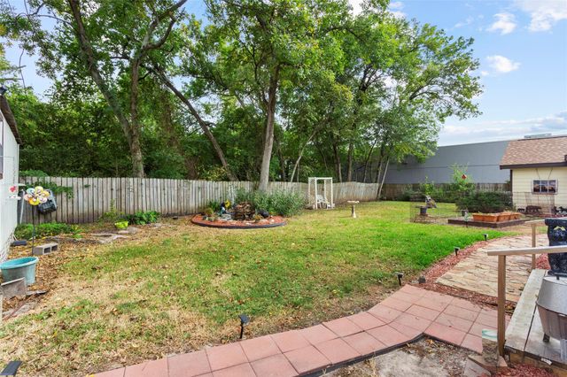 405 N Magnolia Street, Highlands, TX 77562