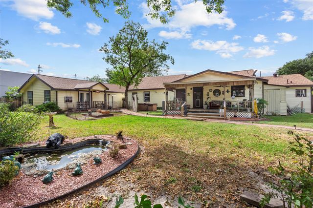 405 N Magnolia Street, Highlands, TX 77562