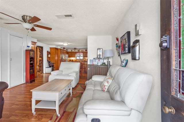 405 N Magnolia Street, Highlands, TX 77562