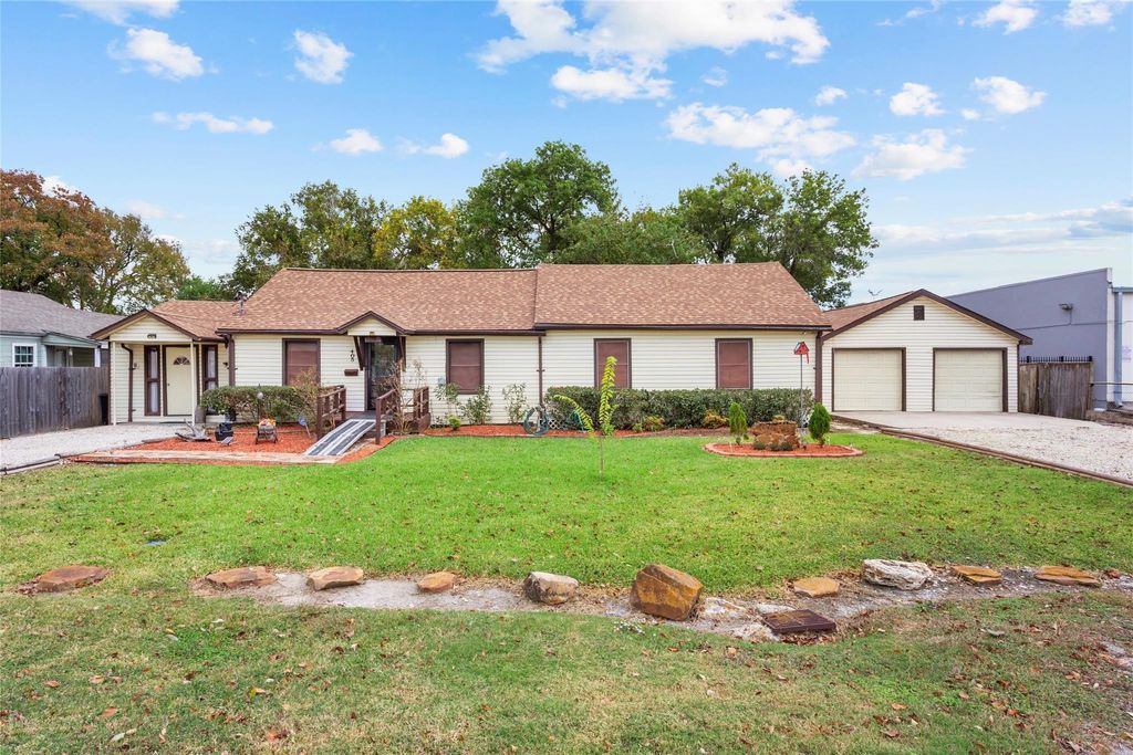 405 N Magnolia Street, Highlands, TX 77562