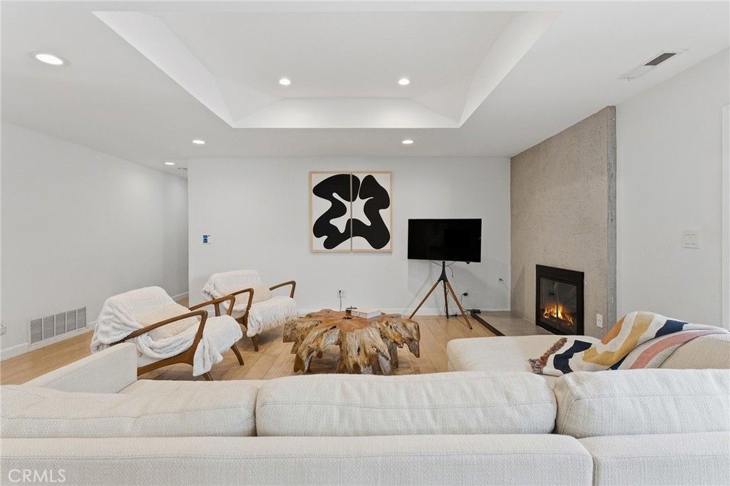 Image 10 of property listing at 20183 Allentown Drive, Woodland Hills, CA 91364