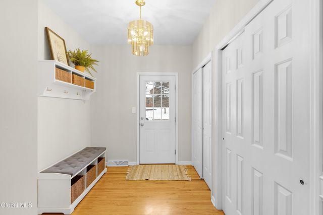 18 Dublin Drive, Niskayuna, NY 12309