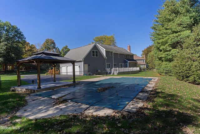 18 Dublin Drive, Niskayuna, NY 12309