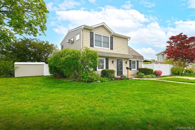 17 Ring Lane, Levittown, NY 11756