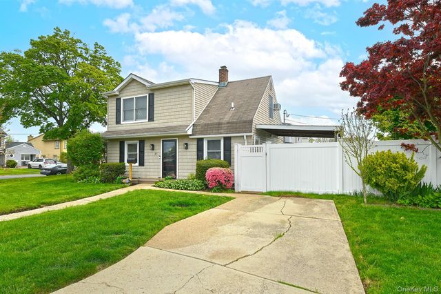 17 Ring Lane, Levittown, NY 11756