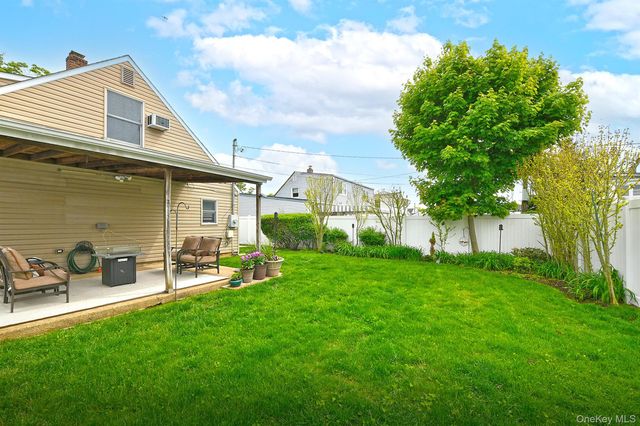 17 Ring Lane, Levittown, NY 11756
