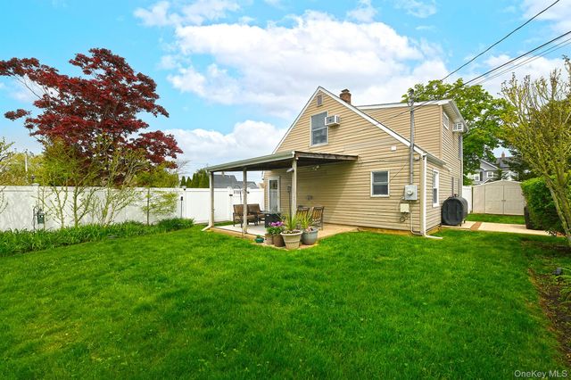 17 Ring Lane, Levittown, NY 11756