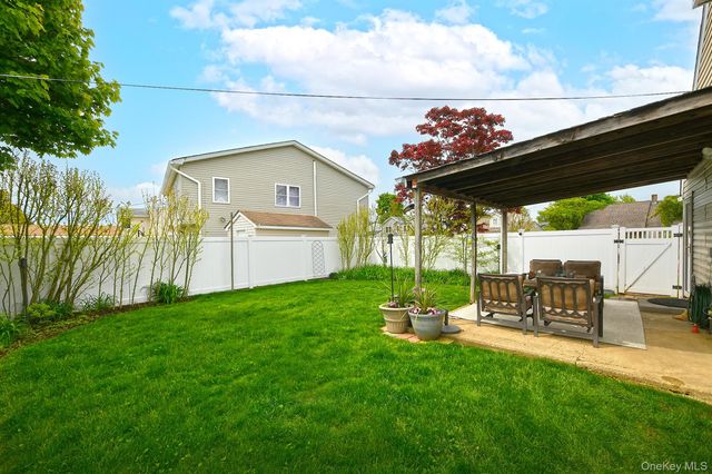 17 Ring Lane, Levittown, NY 11756