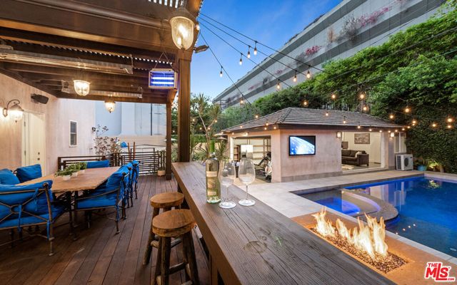 711 Huntley Dr, West Hollywood, CA 90069