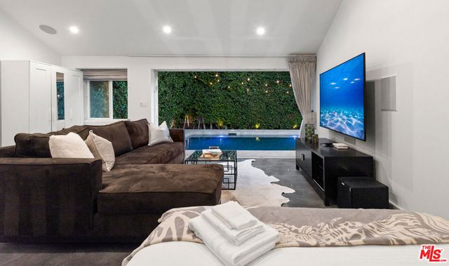 711 Huntley Dr, West Hollywood, CA 90069