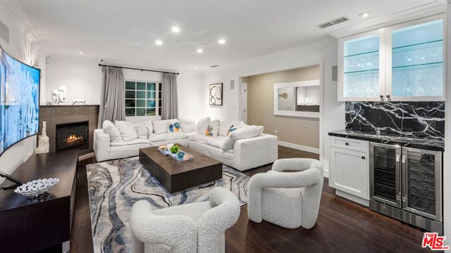 711 Huntley Dr, West Hollywood, CA 90069