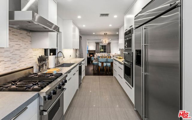 711 Huntley Dr, West Hollywood, CA 90069