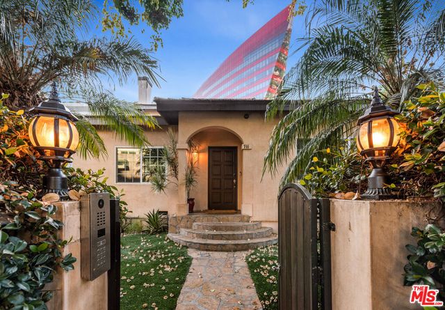 711 Huntley Dr, West Hollywood, CA 90069