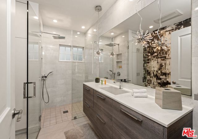 711 Huntley Dr, West Hollywood, CA 90069