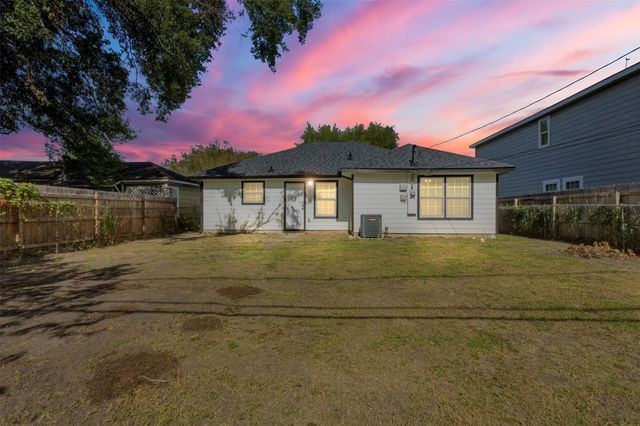 111 Calvin Street, Pasadena, TX 77506