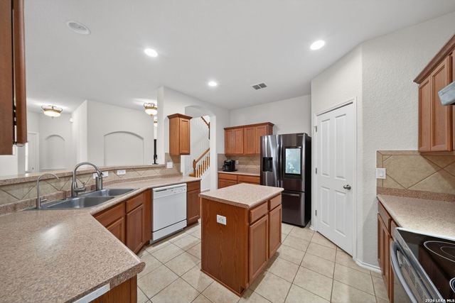 6806 Harbor Flds, Converse, TX 78109