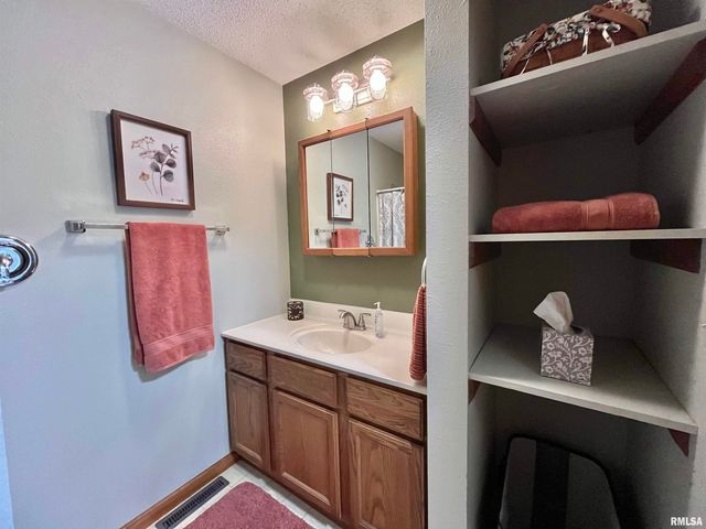 326 CHARTER OAK Place, Dahinda, IL 61428