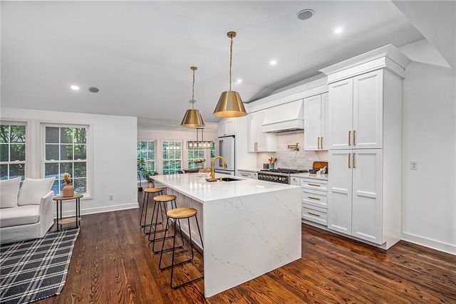 9222 Belinder Road, Leawood, KS 66206