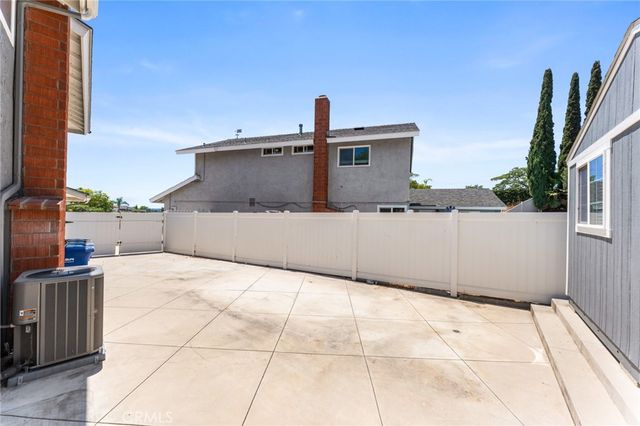 25805 Chapel Hill, Lake Forest, CA 92630