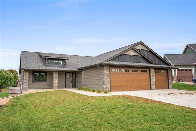 1633 Rolling Hills Lane, River Falls, WI 54022