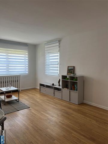 400 Fairview Avenue 1H, Fort Lee, NJ 07024