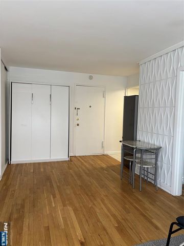 400 Fairview Avenue 1H, Fort Lee, NJ 07024