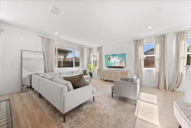 2702 Mossy Creek St, Sacramento, CA 95833