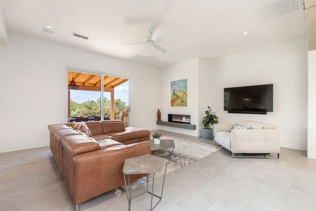 1667 Sentiero Della Villa, Santa Fe, NM 87506