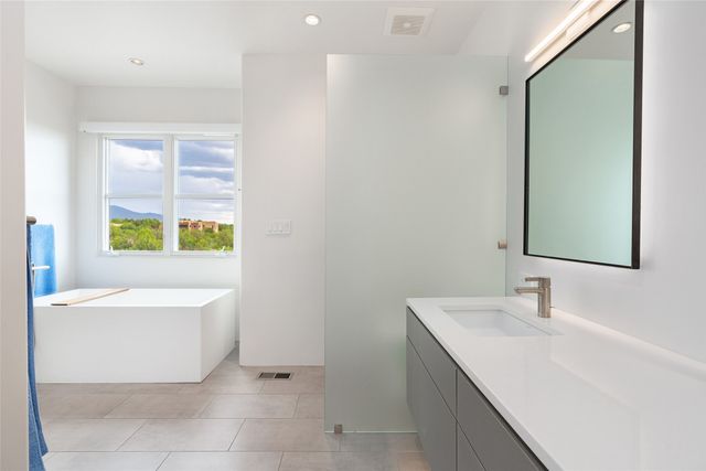 1667 Sentiero Della Villa, Santa Fe, NM 87506