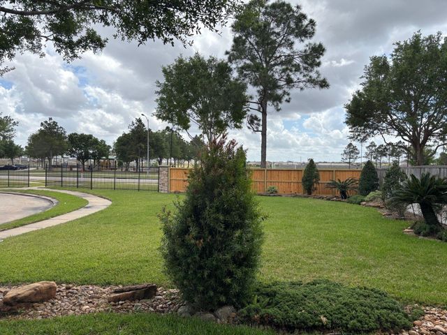 8318 Tartan Court, Rosharon, TX 77583