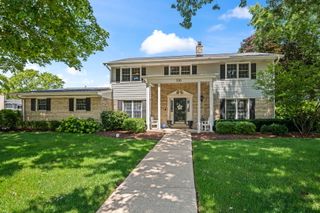 530 PINECROFT Drive, Roselle, IL 60172