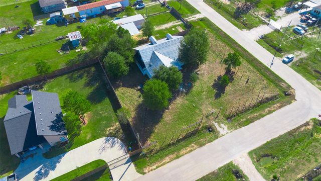 449 County Road 3566, Cleveland, TX 77327