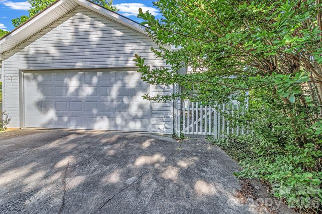 105 Amelia Drive, Hendersonville, NC 28792