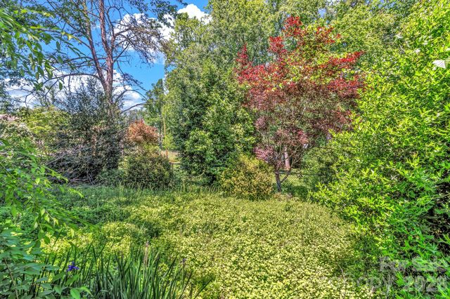 105 Amelia Drive, Hendersonville, NC 28792