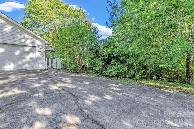 105 Amelia Drive, Hendersonville, NC 28792
