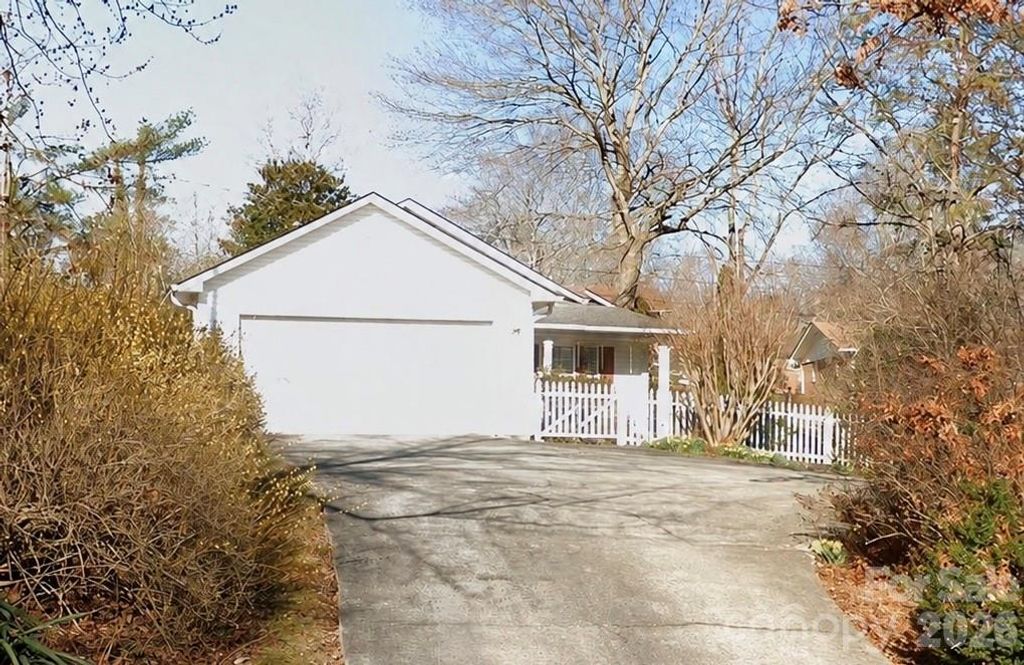 105 Amelia Drive, Hendersonville, NC 28792