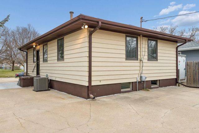 2554 AVENUE L, Council Bluffs, IA 51501