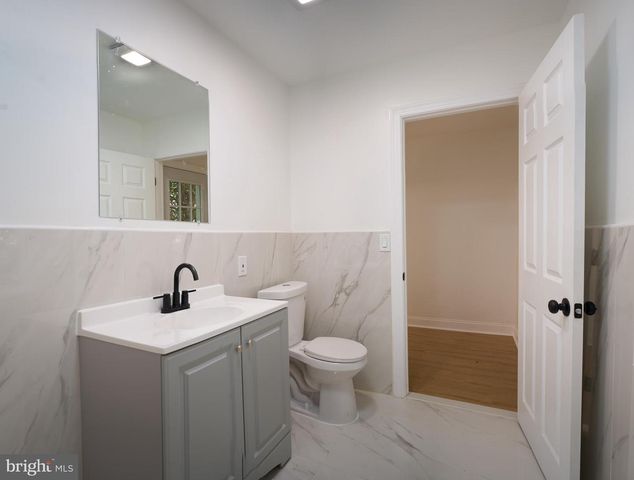 25 S HOLLY AVE, Maple Shade, NJ 08052