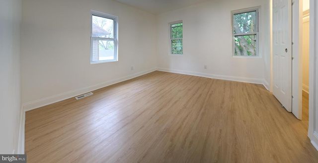 25 S HOLLY AVE, Maple Shade, NJ 08052