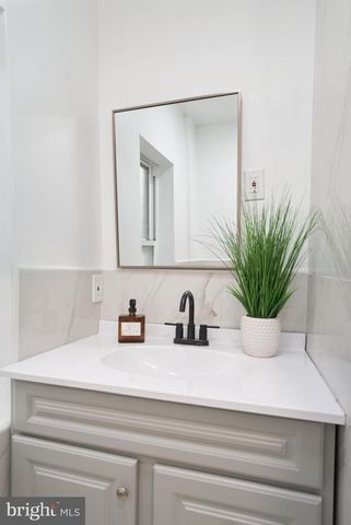 25 S HOLLY AVE, Maple Shade, NJ 08052